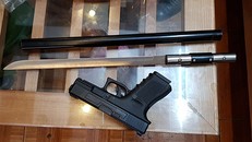 .Súng và dao được thu giữ tại tiệm cầm đồ. Ảnh: Hoài Thanh.