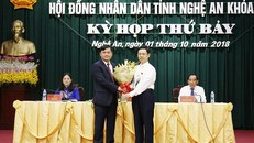 Đồng chí Nguyễn Xuân Sơn, Phó Bí thư Thường trực Tỉnh ủy, Chủ tịch HĐND tỉnh Nghệ An chúc mừng đồng chí Thái Thanh Quý. Ảnh báo Nghệ An