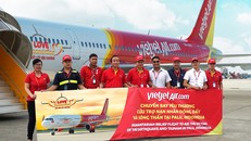 Chuyến bay đặc biệt số hiệu VJ2611 mang theo biểu tượng "Kết nối yêu thương" của Vietjet vận chuyển hàng cứu trợ nạn nhân thảm họa kép động đất - sóng thần tới thủ đô Jakarta (Indonesia).