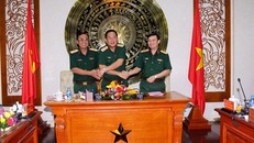 Trung tướng Võ Minh Lương, Phó Bí thư Đảng ủy, Tư lệnh Quân khu 7 (giữa), Thiếu tướng Nguyễn Minh Hoàng, Phó Chính ủy Quân khu 7 (trái) và Phó Đô đốc Hải quân Trần Hoài Trung tại lễ kýkết bàn giao nhiệm vụ Bí thư Đảng ủy, Chính ủy Quân khu 7