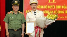 Thứ trưởng Nguyễn Văn Thành trao quyết định cho Đại tá Đỗ Văn Hoành (bên phải). Ảnh: Cổng Thông tin Bộ Công an