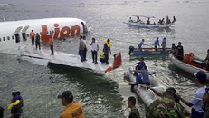 Chiếc máy bay của hãng Lion Air gãy đôi sau khi lao xuống biển ngày 13/4/2013. Ảnh: News.com.au