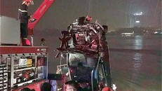 Chiếc xe được trục vớt khỏi lòng sông. Ảnh: Sơn Tuyến.