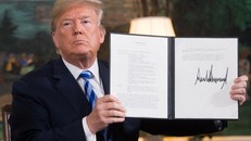 Tổng thống Trump ký sắc lệnh trừng phạt Iran hồi tháng 5. Ảnh: AFP.