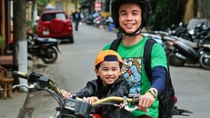 Tay đua Hà Nội để con 4 tuổi cùng phượt trên xe phân khối lớn