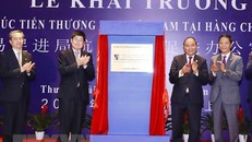 Thủ tướng Nguyễn Xuân Phúc và các đại biểu thực hiện nghi thức khai trương Văn phòng Xúc tiến thương mại Việt Nam tại Hàng Châu. (Ảnh: Thống Nhất/TTXVN)