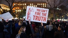 Biểu tình khắp nước Mỹ phản đối ông Trump