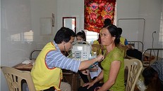 Bác sĩ dành cả tuổi trẻ tình nguyện vì bệnh nhân nghèo