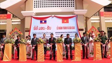 Các đại biểu hai nước cắt bang khánh thành trường THPT Sithanasay. Ảnh: Phạm Kiên/Phóng viên TTXVN tại Lào