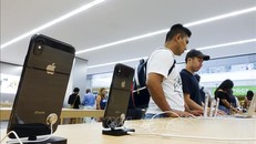 Khách hàng lựa chọn các sản phẩm của Apple tại một cửa hàng ở New York, Mỹ. Ảnh minh họa: THX/TTXVN