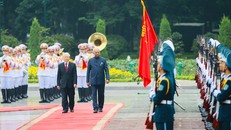 Tổng Bí thư, Chủ tịch nước Nguyễn Phú Trọng mời Tổng thống Ram Nath Kovind duyệt đội danh dự. Ảnh: VGP/Nhật Bắc