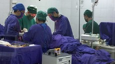 Các bác sĩ phẫu thuật cho bệnh nhân. Ảnh: N.H