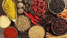 Trong các loại gia vị, người đau dạ dày không nên ăn tiêu, ớt, hành tỏi hoặc thức ăn vị chua. Ảnh: Medicalnewtoday. Ảnh: Theo Medicalnewtoday