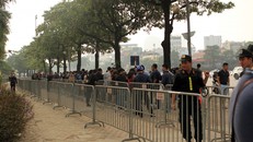 Phe vé chầu trực trước cổng VFF, gạ CĐV bán lại 3 triệu đồng/cặp vé Việt Nam vs Philippines