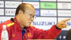 HLV Park Hang-seo trả lời phỏng vấn ở trụ sở Liên đoàn bóng đá Việt Nam hôm nay, một ngày trước trận quyết chiến với Philippines. Ảnh: Đức Đồng.