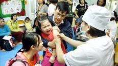 Tiêm vắc xin phòng bệnh cho trẻ tại quận Hai Bà Trưng, Hà Nội. Ảnh: Dương Ngọc/TTXVN