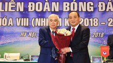 Cựu Chủ tịch VFF Lê Hùng Dũng chúc mừng tân Chủ tịch Lê Khánh Hải (phải).