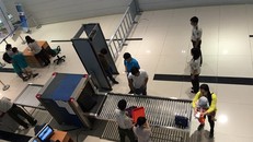 Hành khách làm thủ tục soi chiếu tại các sân bay để chuẩn bị đi du lịch nước ngoài.