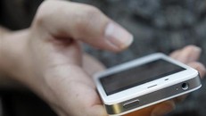 Một người đang sử dụng điện thoại. Ảnh: Reuters.