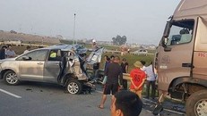 Hiện trường vụ xe container đâm xe Inova.