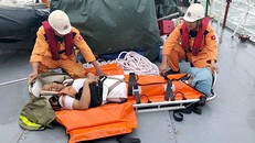 Thuyền viên nước ngoài được sơ cứu, trước khi đưa vào đất liền chuyển đến bệnh viện. Ảnh: An Phước.