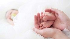 'Em bé băng' Trung Quốc chào đời từ phôi thai đông lạnh 18 năm