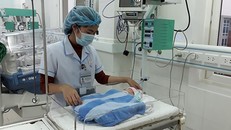 Bé trai được y bác sĩ khoa Nhi chăm sóc. Ảnh: Quang Hà