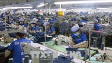 Giảm lãi vay để hỗ trợ, tháo gỡ khó khăn cho doanh nghiệp. Ảnh: TTXVN.