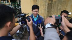 Bác sĩ Hoàng Công Lương có mặt tại phiên tòa với vẻ mệt mỏi