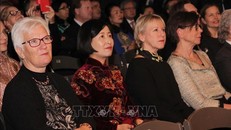 Đại sứ Việt Nam tại Thụy Điển Đoàn Thị Phương Dung (thứ hai từ trái sang) và Bộ trưởng Ngoại giao Thụy Điển Margot Wallstrom (thứ hai từ phải sang) tham dự lễ kỷ niệm.