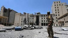 Một tay súng của SDF tại Manbij. Ảnh: Reuters