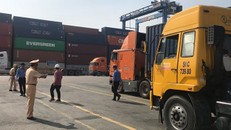 Tài xế container vào cảng Cát Lái bị yêu cầu dừng xe để kiểm tra ma tuý.
