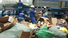 QLTT TPHCM kiểm tra, phát hiện nhiều kiện hàng quần áo vô thừa nhận tại ga Sài Gòn hồi đầu tháng 1 vừa qua