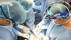 Bác sĩ phẫu thuật thay van tim cho bệnh nhi