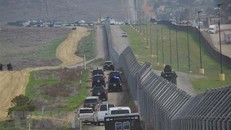 Đoàn xe hộ tống Tổng thống Mỹ Donald Trump thị sát khu hàng rào biên giới Mỹ - Mexico ở San Diego, California ngày 13/3/2018. (Ảnh: AFP/TTXVN)