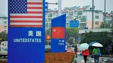 Biển quảng cáo bên ngoài một cửa hàng bán đồ nhập khẩu tại Sơn Đông (Trung Quốc). Ảnh: Reuters