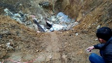 Khu vực khai thác quặng trái phép ở thôn Tân Tiến nơi phóng viên tác nghiệp bị hành hung. Ảnh: TTXVN phát