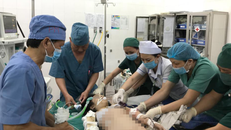 Các bác sĩ vừa hồi sức vừa chuẩn bị mổ cho bé. Ảnh bác sĩ cung cấp.