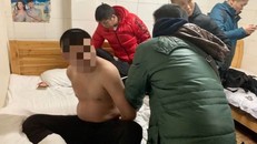 Hai tên trộm 9X bị bắt khi còn đang say giấc. Ảnh: qq.