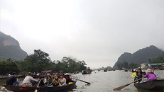 Lễ hội chùa Hương thu hút hàng vạn du khách mỗi năm