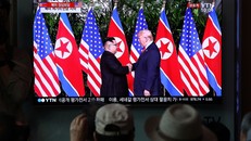 Cuộc gặp lần một giữa Tổng thống Mỹ Trump và lãnh đạo Triều Tiên Kim Jong-un diễn ra tại Singapore tháng 6/2018. Ảnh: AFP.