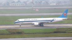 Máy bay chở đoàn tiền trạm Triều Tiên đáp xuống Nội Bài lúc 10h38 sáng nay. Ảnh: Bá Đô.