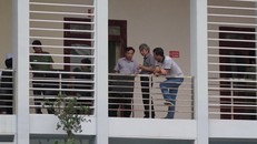 Tổ công tác làm nhiệm vụ xác minh điểm thi tại Sơn La. (Ảnh: Hữu Quyết/TTXVN)