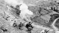 Lực lượng công an vũ trang dũng cảm chiến đấu tại khu vực Đồng Đăng, tỉnh Lạng Sơn. Ảnh: Tạ Hải/TTXVN