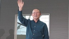 HLV Park Hang-seo vẫy chào giới truyền thông Hàn Quốc, trước khi trở lại Việt Nam. Ảnh: Naver.