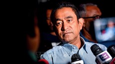Cựu Tổng thống Maldives Abdulla Yameen trong cuộc họp báo bên ngoài cơ quan cảnh sát ở Male ngày 8/1/2019. Ảnh: AFP/TTXVN