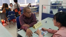 Lao động tìm kiếm việc làm tại sàn Giao dịch việc làm Hà Nội. Ảnh: X.C