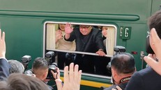 Lãnh đạo Triều Tiên Kim Jong-un (giữa) trên chuyến tàu trở về Bình Nhưỡng sau chuyến thăm Bắc Kinh năm 2018. Ảnh: AP.