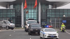 Đoàn xe chở thiết bị bảo vệ Tổng thống Mỹ đến Hà Nội