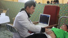 Bác sĩ Dương Mạnh Huy khám cho bệnh nhân. Ảnh: T.H